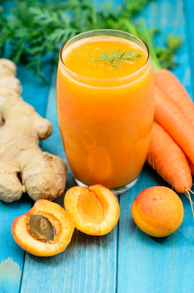 Succo vitamina C: carote, albicocche e zenzero