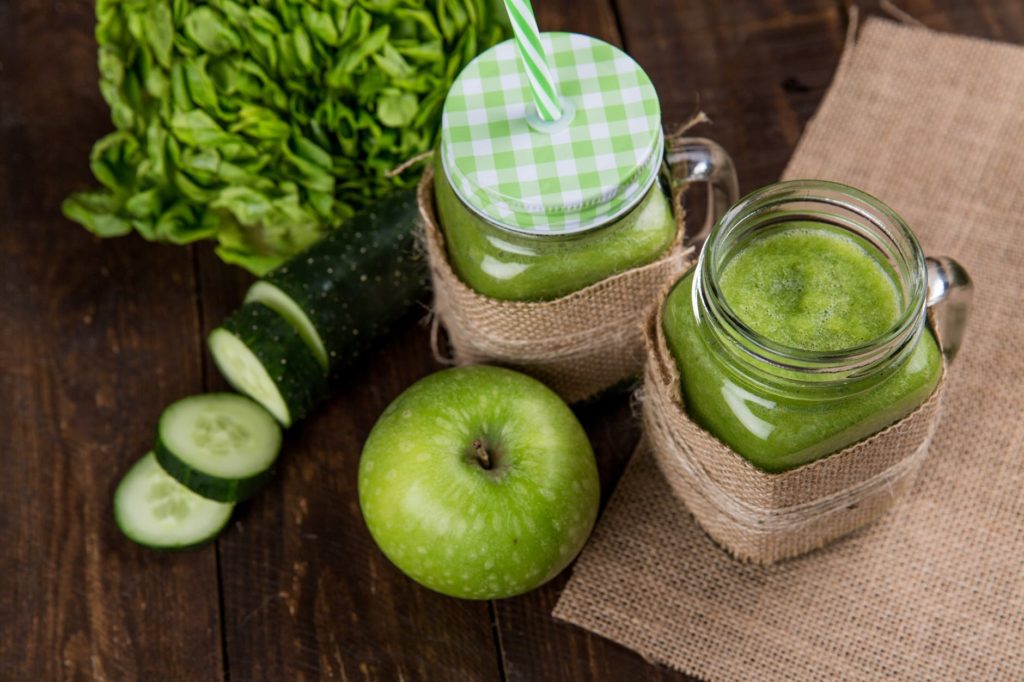 Succo verde depurante: cetriolo, lattuga, mela verde e limone