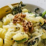 Gnocchi Vegani con Salsa Cremosa, Spinaci e Noci