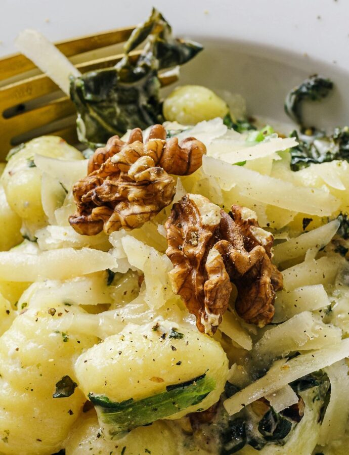 Gnocchi Vegani con Salsa Cremosa, Spinaci e Noci