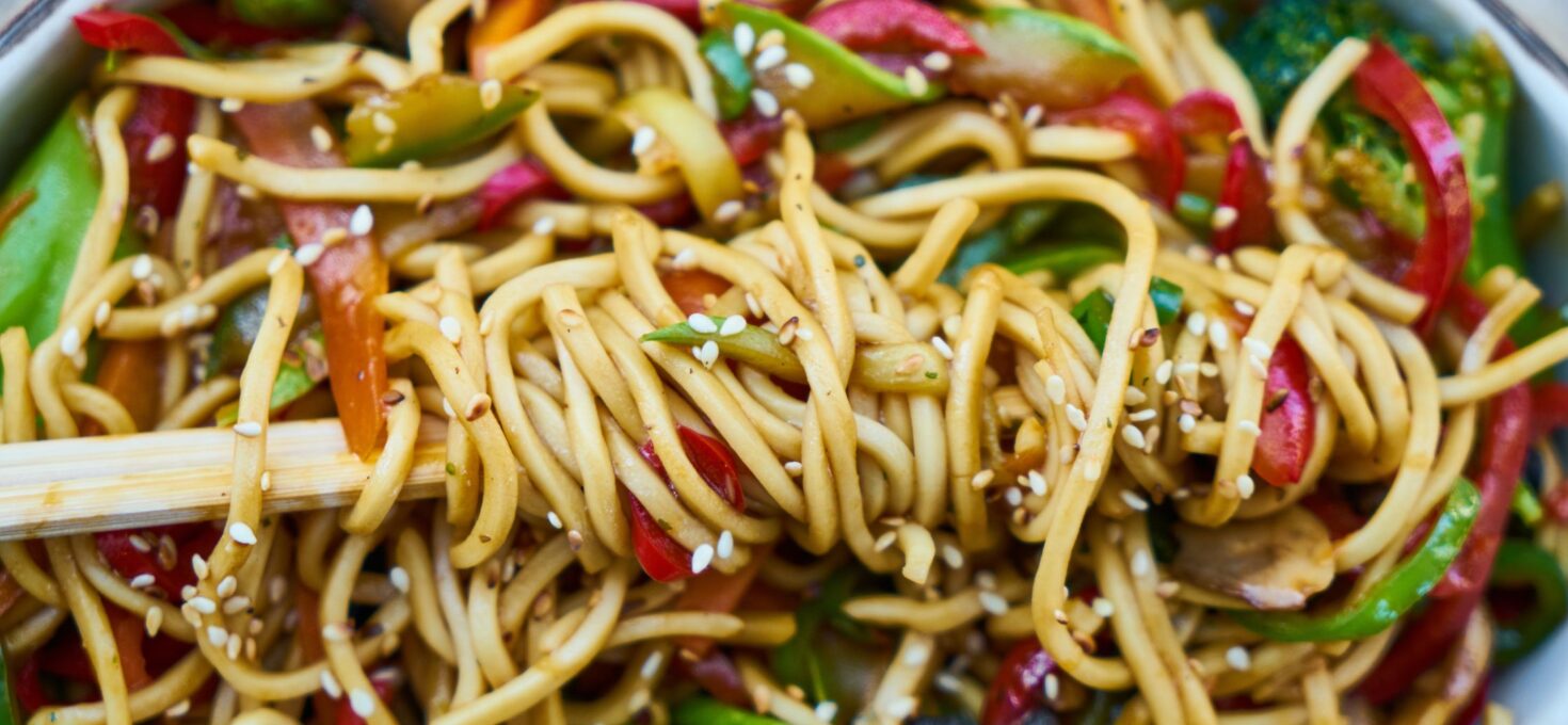 Noodles con salsa di arachidi e verdure: un delizioso piatto ricco di sapori