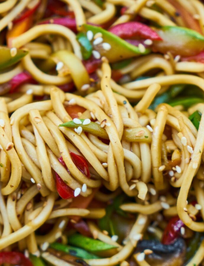 Noodles con salsa di arachidi e verdure: un delizioso piatto ricco di sapori